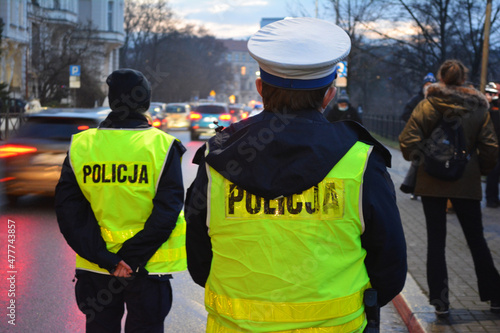 Policjanci ruchu drogowego polskiej policji w mieście podczas kontroli ruchu pojazdów. 