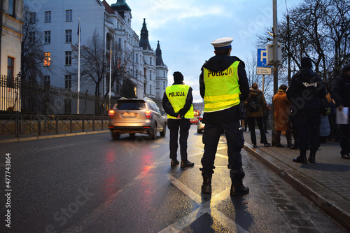 Policjanci ruchu drogowego polskiej policji w mieście podczas kontroli ruchu pojazdów.  photo