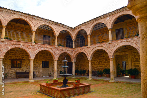 Patio de la Colegiata de Santiago en Castellar, provincia de Jaén, Andalucía, España © joserpizarro