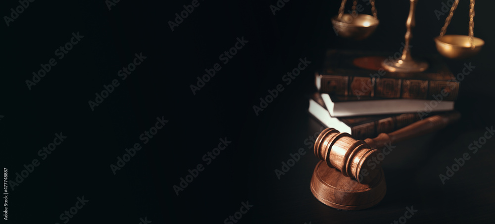Weight scale and gavel, law concept - obrazy, fototapety, plakaty 