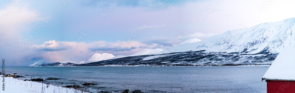 Der Fjord Sørlenangen am Ullsfjord im Winter