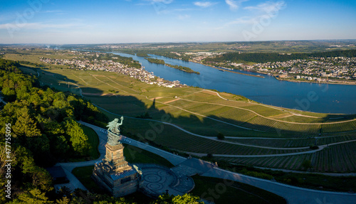 Luftaufnahme mit Drohne vom Niederwalddenkmal und Weinbergen bei Rüdesheim am Rhein während des Sonnenuntergangs and einem teilweise bewölkten Tag im Sommer, Rheingau Hessen