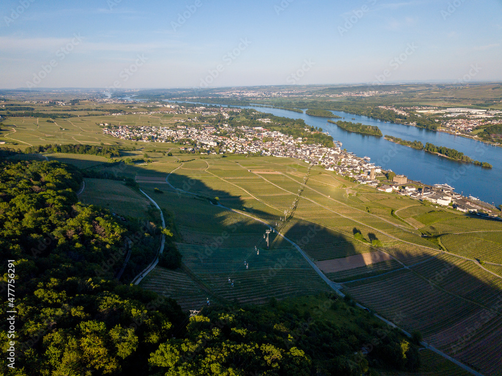 Luftaufnahme mit Drohne vom Rüdesheim am Rhein mit Weinbergen am Niederwalddenkmal während des Sonnenuntergangs and einem teilweise bewölkten Tag im Sommer, Rheingau Hessen	