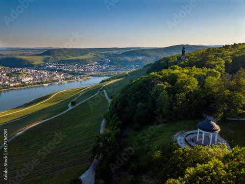 Luftaufnahme mit Drohne vom Niederwalddenkmal und Weinbergen in Richtungen Bingen am Rhein  während des Sonnenuntergangs an einem teilweise bewölkten Tag im Sommer, Rheingau Hessen	 photo