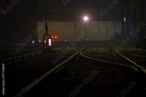 Voie de chemin de fer de nuit dans le brouillard