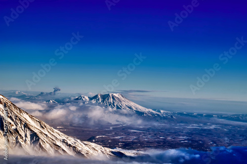 Photo Mountain landscape with an erupting volcano