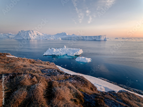 Fotobehang Icebergs on arctic ocean, Greenland