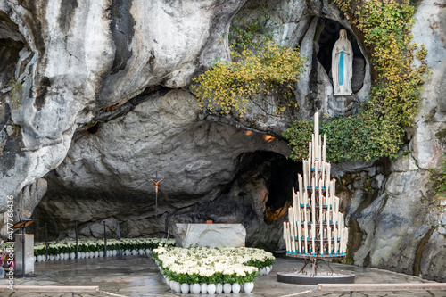 Gruta de Massabielle no Santuário em Lourdes em França photo