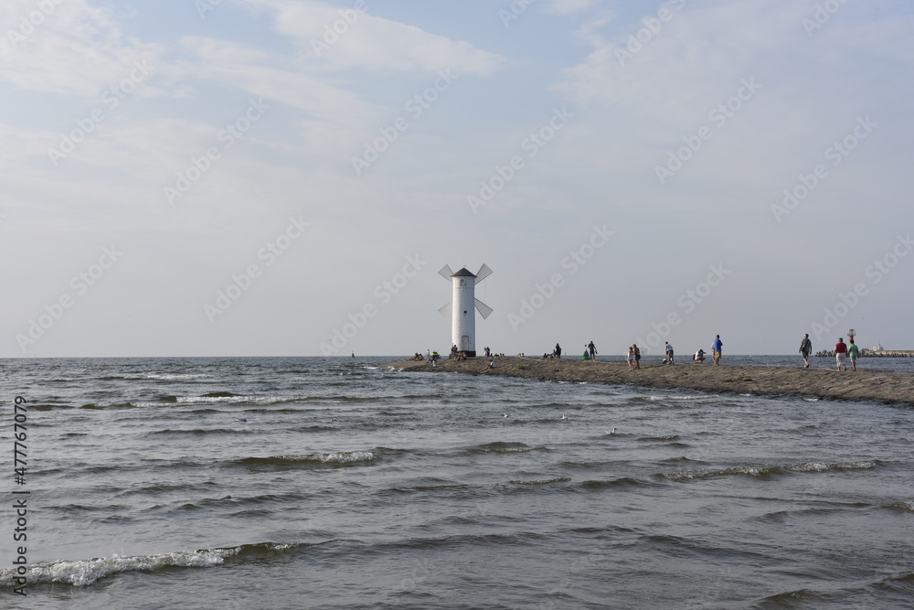 Stawa Młyny wiatrak na końcu falochronu  w Świnoujściu, przy ujściu Świny do Bałtyku, - obrazy, fototapety, plakaty 