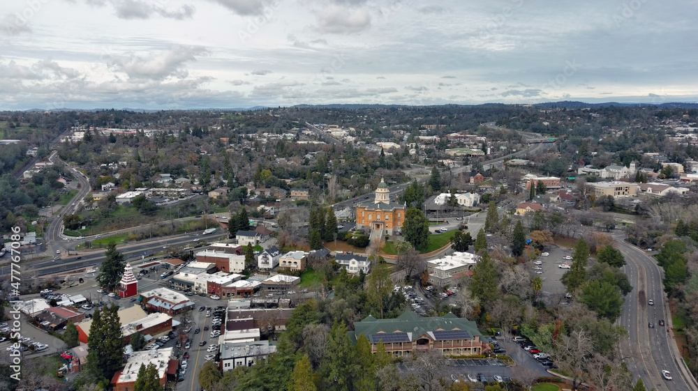Fototapeta premium Downtown Old Auburn California with view of the Sierra Nevada Mountains. The Old Courthouse was recently renovated and is still a functioning government building. 