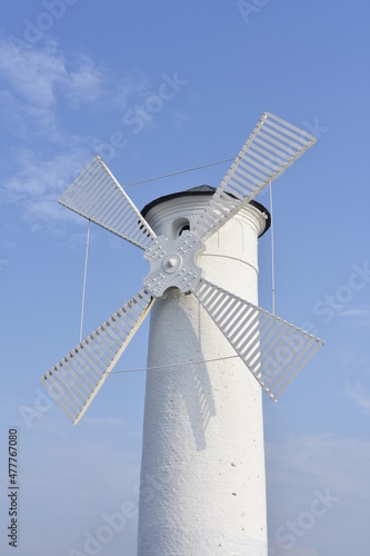 Stawa Młyny wiatrak na końcu falochronu w Świnoujściu, przy ujściu Świny do Bałtyku,