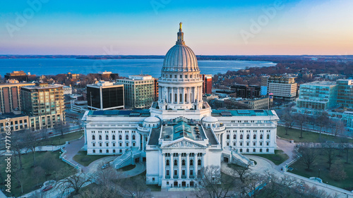 Foto Wisconsin State Capitol Building (Downtown Madison, WI) Aerial Drone Photography