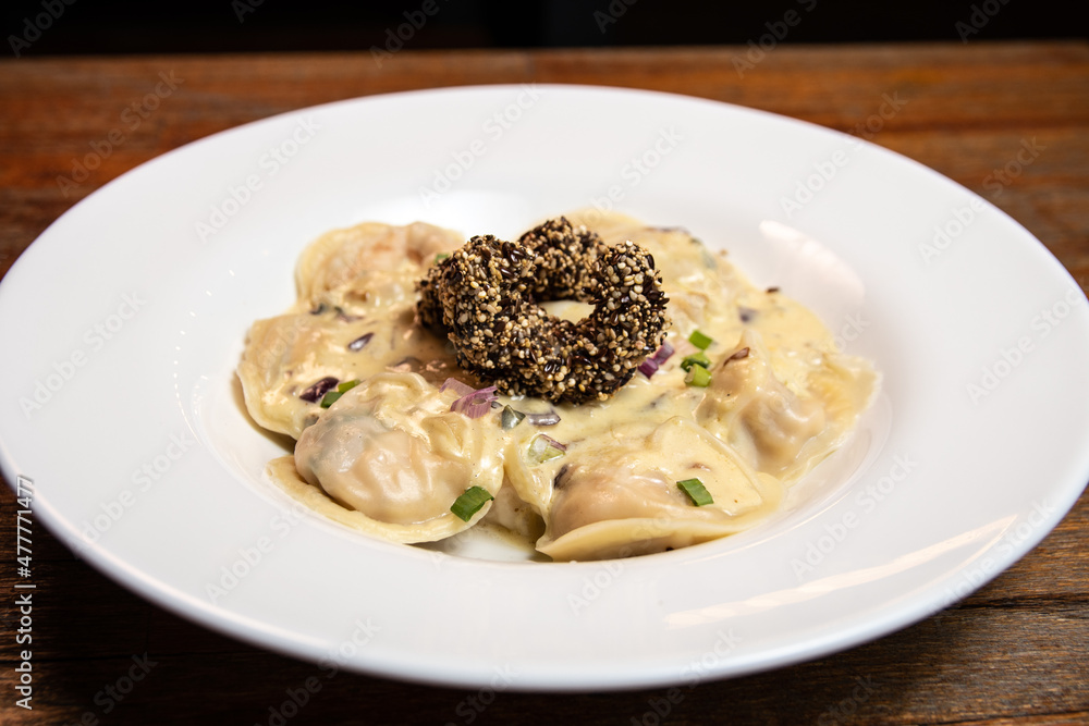 Ravioli with green onion cream, with breaded prawns Ravioli with green onion cream, with breaded prawns
