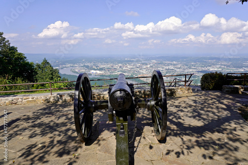Print op canvas Garrity's Battery in Point Park 12-pounder Napoleon cannon overlooking Chattanooga, Tennessee and Moccasin Bend