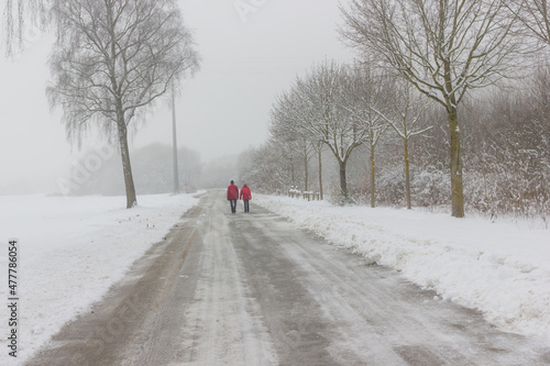 Winter, Spaziergang, Paar, Ehepaar, Leute, laufen, gehen, spazieren, schnee, eis, glätte, gefahr, wandern, erholung, frische luft,