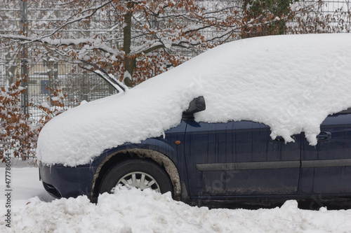 Winterlandschaft mit Auto voller Schnee