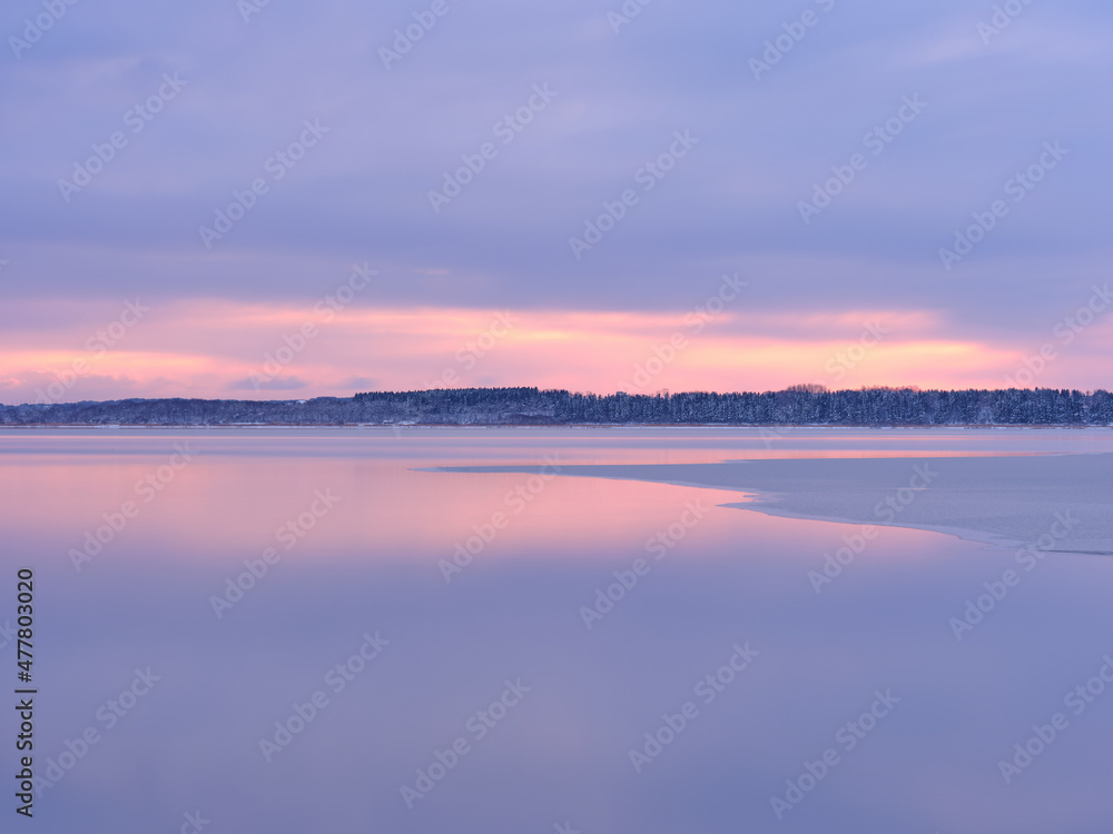 真冬の小川原湖の夜明け