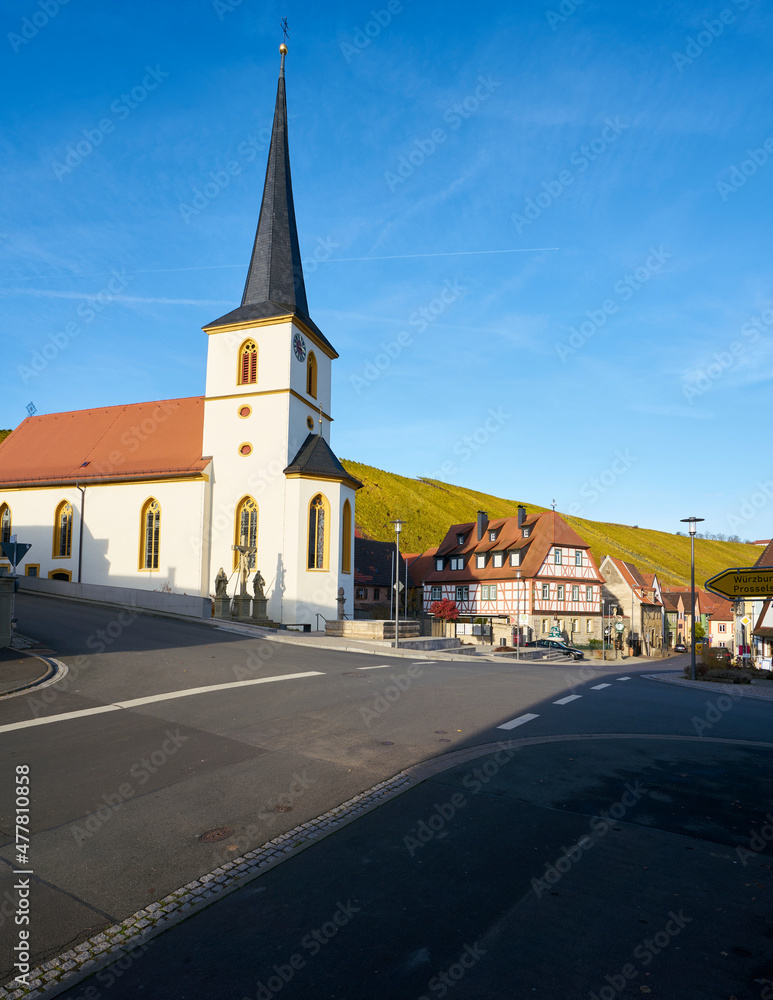Kirche im Weinort Escherndorf inmitten der Weinberge an der Volkacher Mainschleife, Unterfanken, Bayern, Deutschland