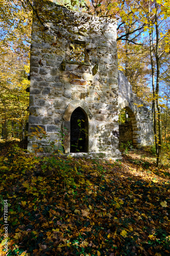 Die Ruine Altenburg im Landschaftpark Bettenburg bei Hofheim i. Ufr, Naturpark Haßberge, Naturpark Haßberge, Unterfranken, Bayern, Deutschland