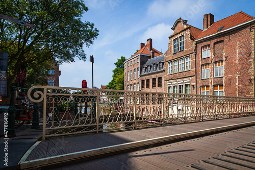 Foto Ghent, Belgium - June 14, 2015: Buildings along the river Leia.