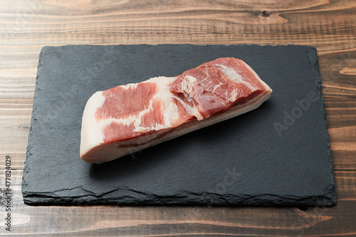 黒い平皿にのったブロックの豚バラ肉