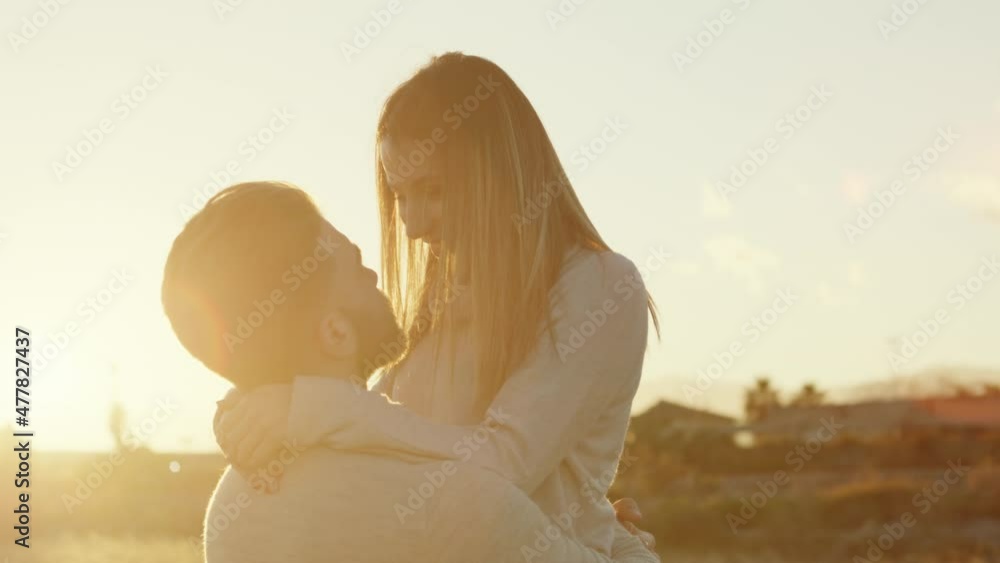 Coppia di ragazza e ragazzo si abbracciano al tramonto in un parco per San Valentino Coppia di ragazza e ragazzo si abbracciano al tramonto in un parco per San Valentino