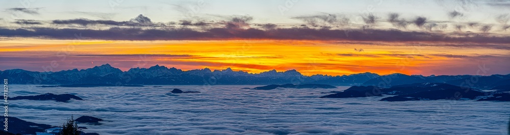 Sonnenuntergang über den Nebelmeer