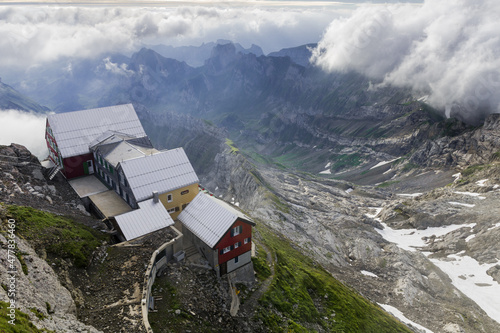 Haus Gasthof Alter Säntis in den Alpen Bergen mit Wolken 