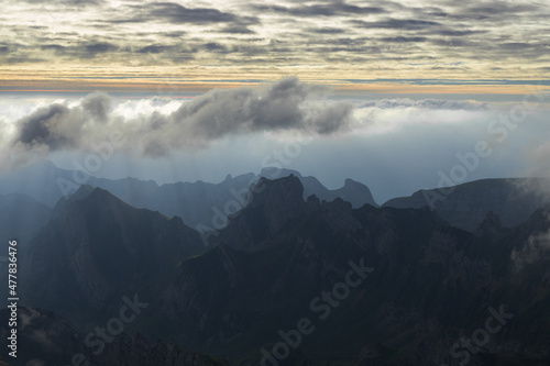 Sonnenaufgang in den Alpen Bergen Schweiz mit Wolken Silhouette 