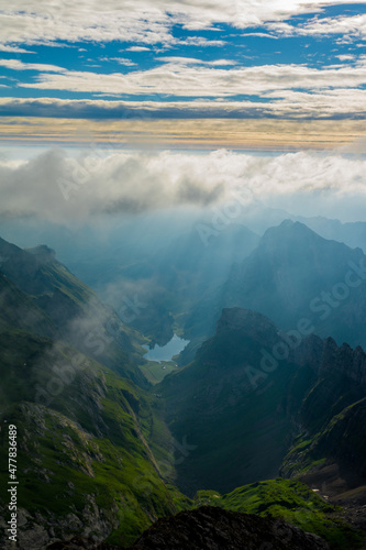 Sonnenaufgang in den Alpen Bergen Schweiz mit Wolken Silhouette und See