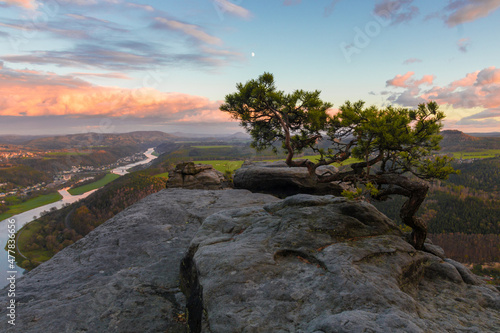 Sonnenaufgang in der Sächsischen Schweiz in Sachsen Deutschland mit Sandstein Felsen und Wald Nationalpark