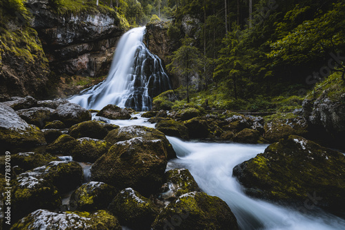 Gollinger Wasserfall in den Alpen in Golling   sterreich Salzburg mit Steinen Wasser und Wald