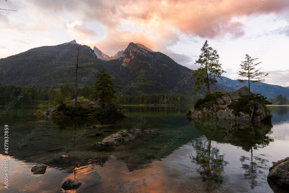 Sonnenaufgang am Hintersee in den Alpen in Deutschland Bayern mit Spiegelung der Berge im Wasser 