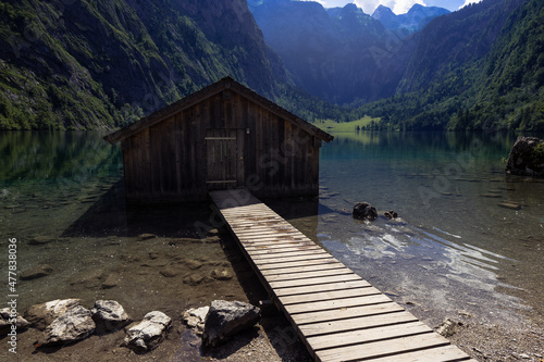 Haus am See mit Spiegelung und Berge am Obersee K  nigssee in den Alpen Bayern Deutschland