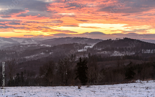 Krwisty, zimowy wschód słońca w górach Kaczawskich. © Radek