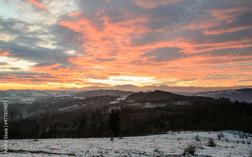 Krwisty, zimowy wschód słońca w górach Kaczawskich.