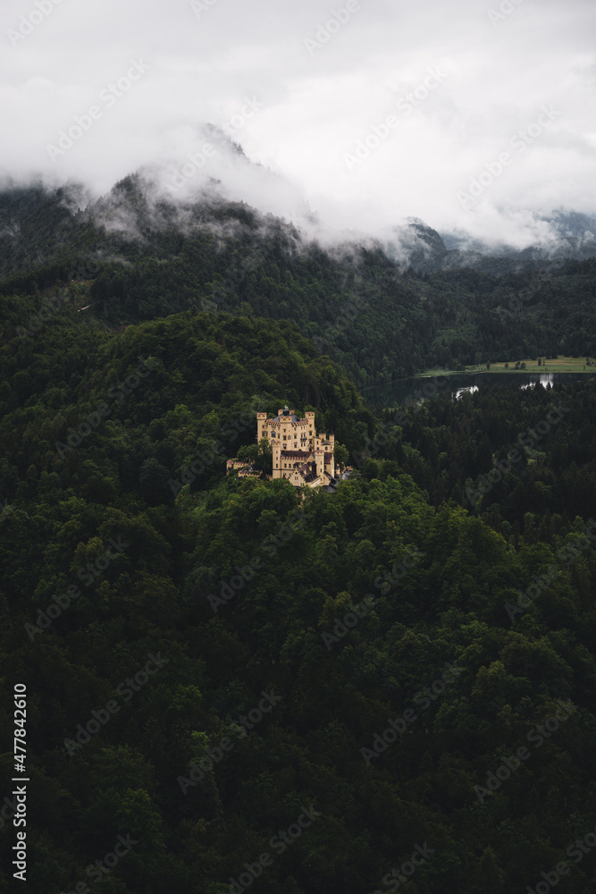 Schloss Hohenzollern in Schwangau Bayern Deutschland mit Wolken 