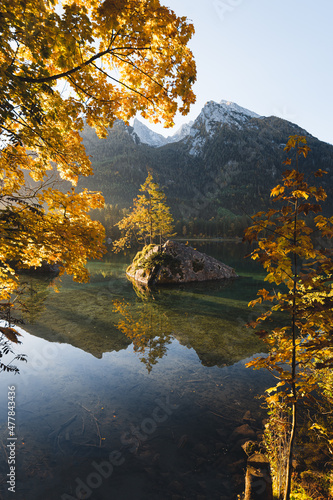Sonnenaufgang im Herbst in den Alpen in Deutschland Bayern Berchtesgaden Hintersee mit Spiegelung des Wassers
