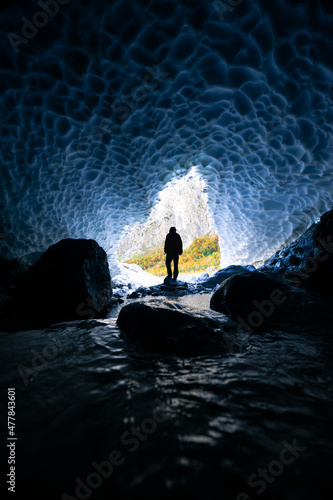 Mensch steht in einer Gletscher Höhle Eis Höhle Eiskapelle in Berchtesgaden Bayern Deutschland