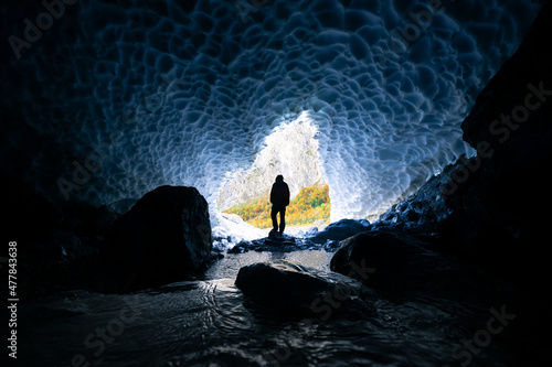 Mensch steht in einer Gletscher Höhle Eis Höhle Eiskapelle in Berchtesgaden Bayern Deutschland