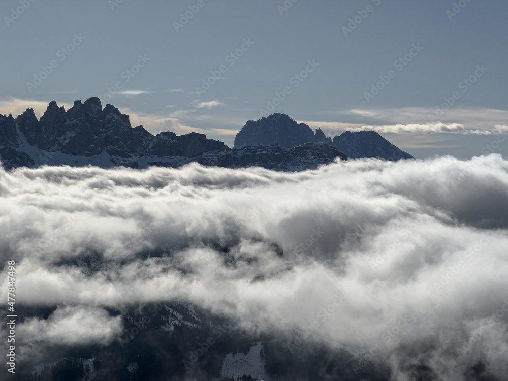 Wolkendecke verdeckt das Tal etwas und zeigt die Bergspitzen