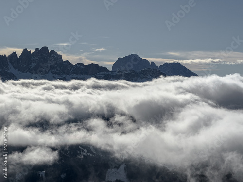 Wolkendecke verdeckt das Tal etwas und zeigt die Bergspitzen © Magdalena