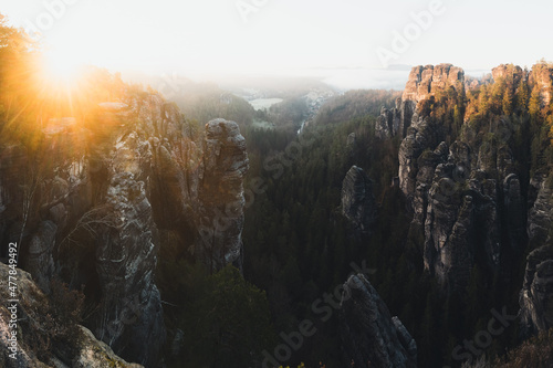 Sonnenaufgang in den Sandstein Bergen Sächsische Schweiz in Sachsen Deutschland mit Wald im Nationalpark 