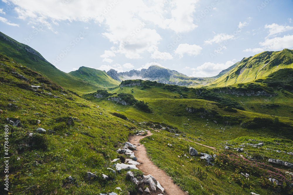 Wanderweg Berge Landschaft in den Alpen 