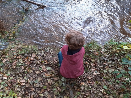 enfant et rivière