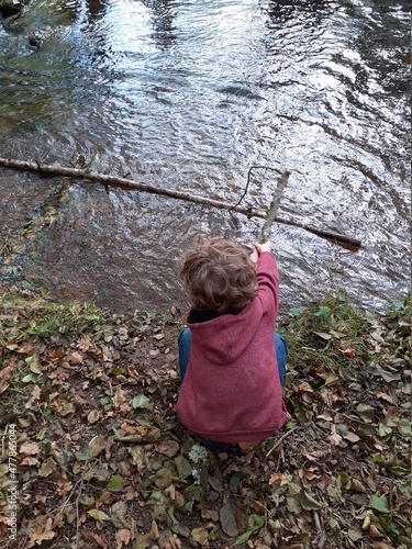 enfant et rivière