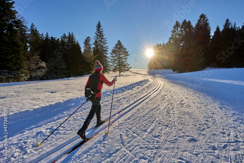 Foto active woman, cross-country skiing  Bregenz Forest Mountains near Sulzberg, Vora