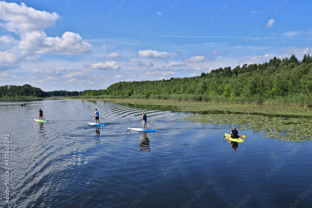 Personen mit Stand Up Paddle auf einem See Personen mit Stand Up Paddle auf einem See