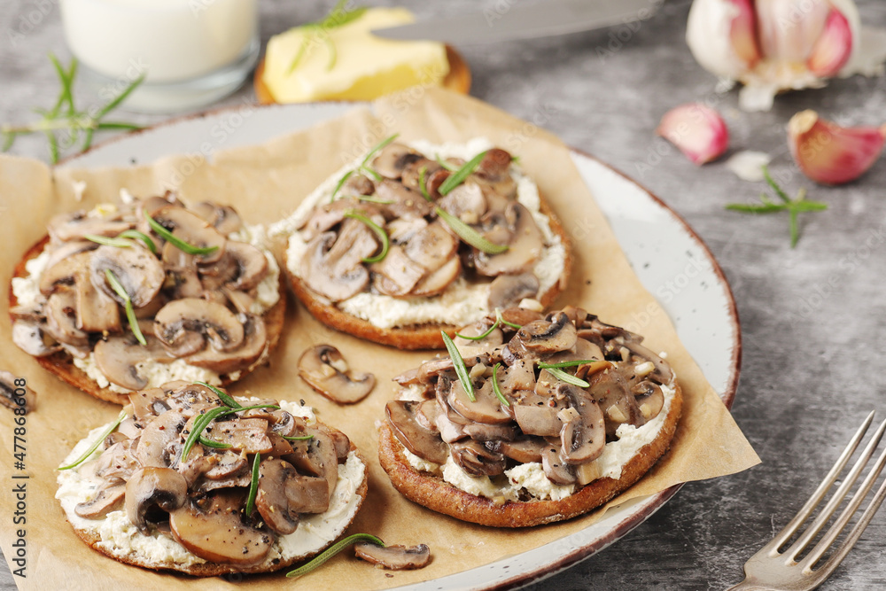 Open sandwiches with grilled mushrooms Open sandwiches with grilled mushrooms
