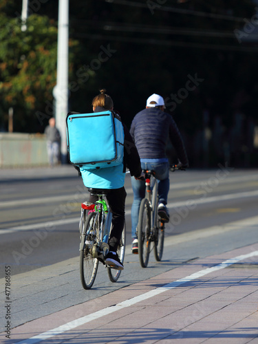 Kurier na rowerze, dostarcza jedzenie na ulicach miasta.  © Stanisław Błachowicz